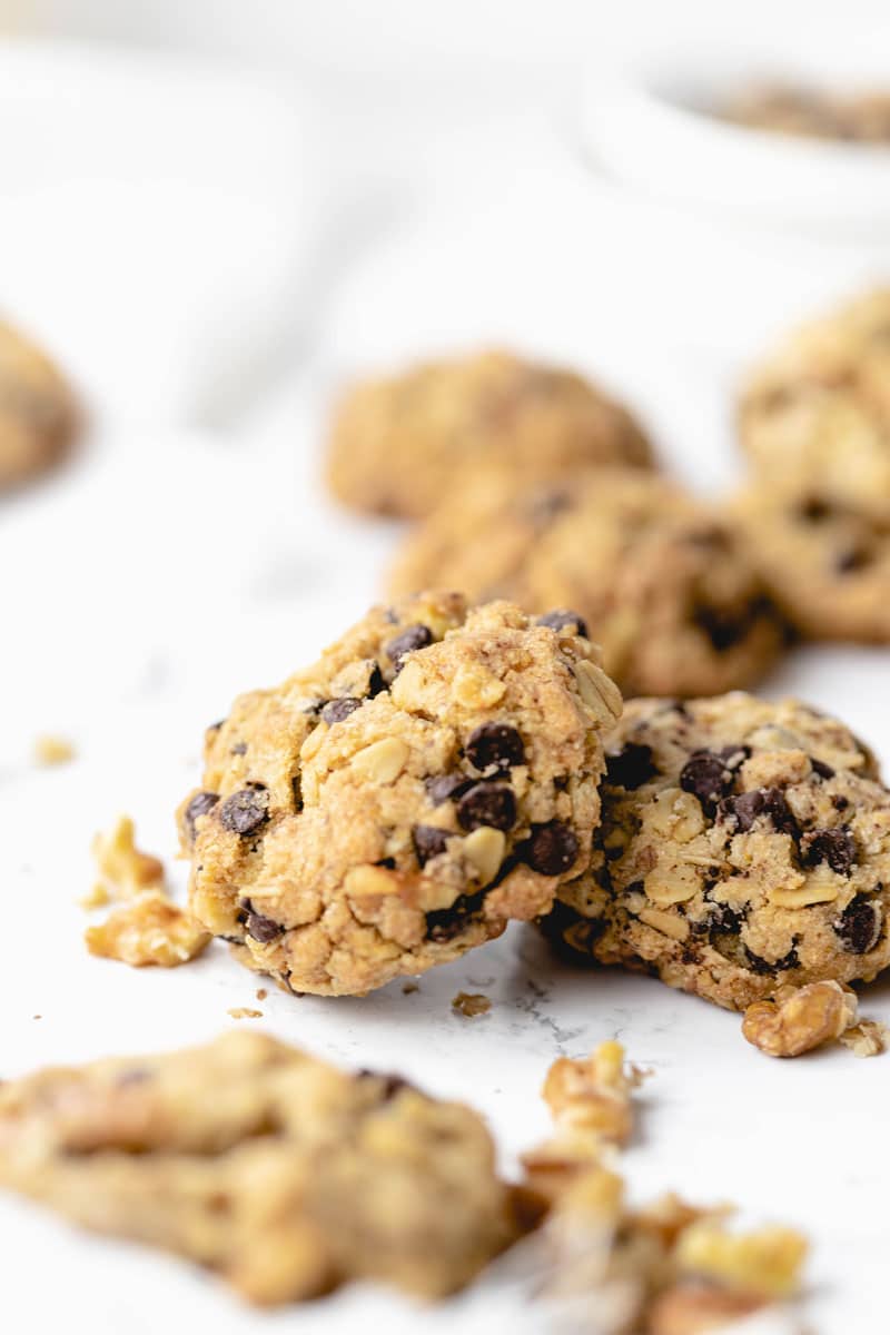 vegan chocolate chip oatmeal cookies
