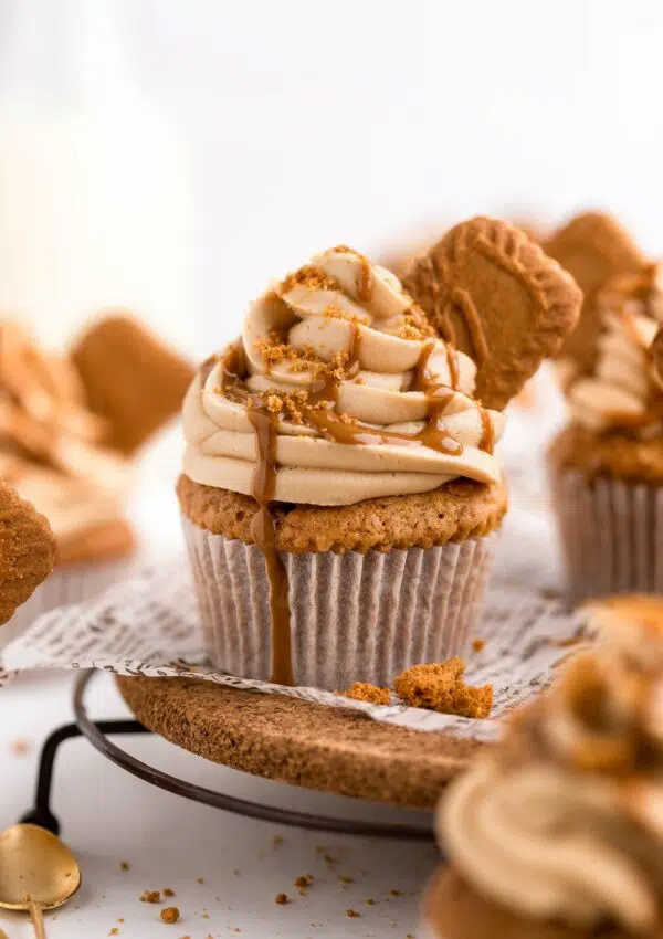 Vegan Biscoff Cupcakes – Moist & Fluffy
