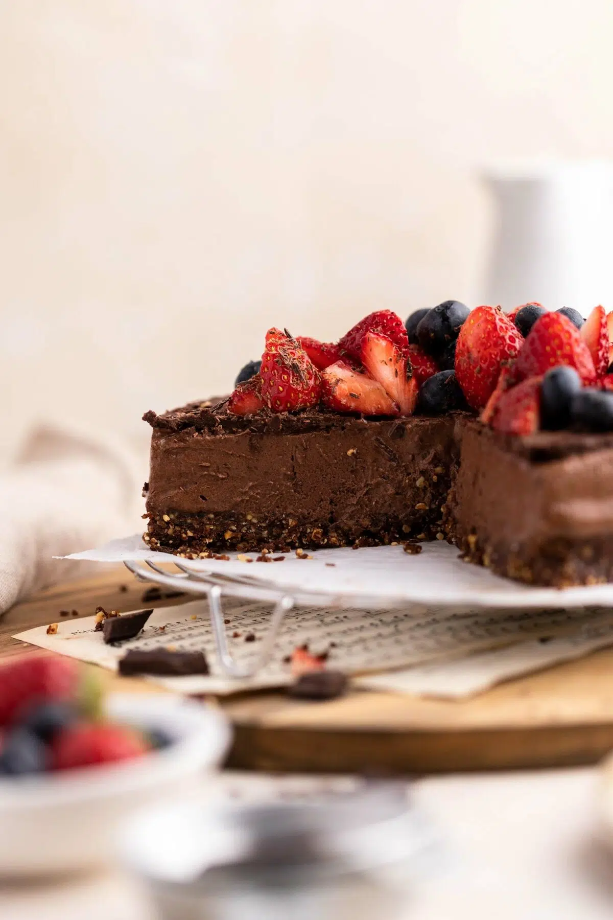 easy no-bake vegan chocolate mousse cake