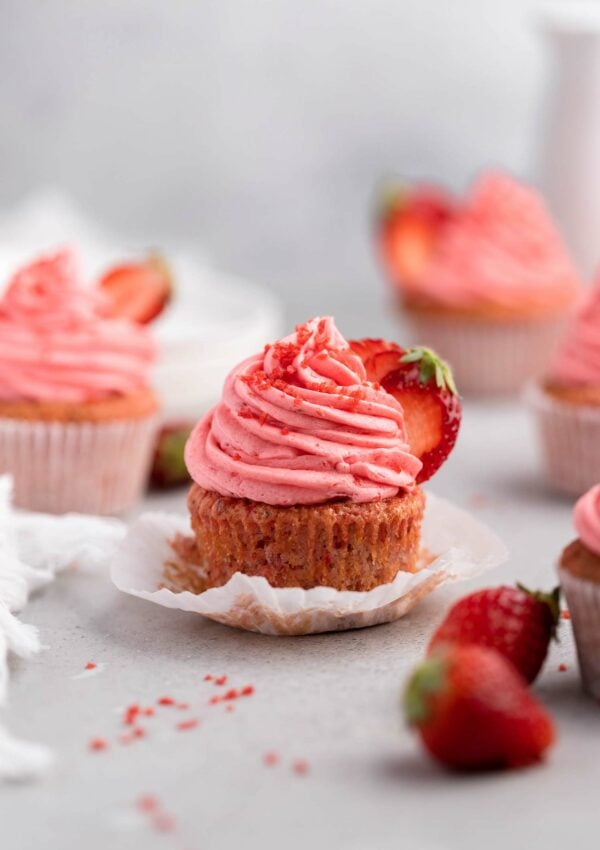 Vegan Strawberry Cupcakes – Easy & Moist