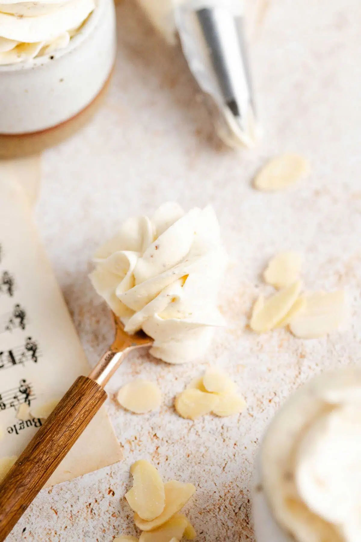 easy almond buttercream frosting