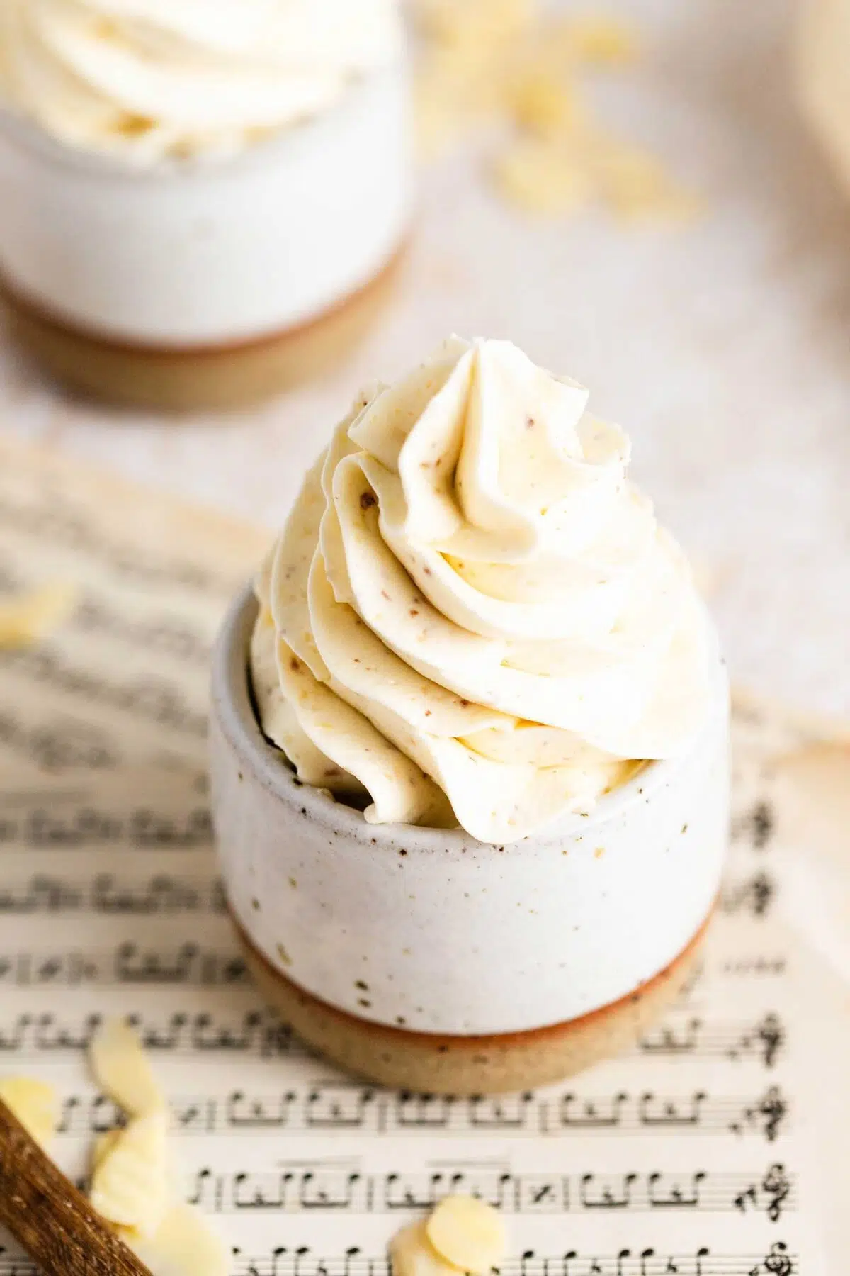 simple almond buttercream frosting